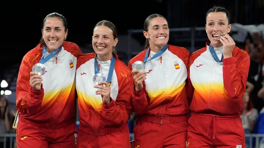 Las jugadoras de la selección española de baloncesto 3x3 celebran su medalla de plata en los Juegos Olímpicos Las jugadoras de la selección española de baloncesto 3x3 celebran su medalla de plata en los Juegos Olímpicos