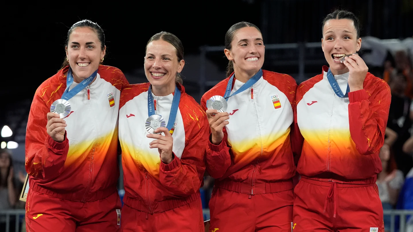 Las jugadoras de la selección española de baloncesto 3x3 celebran su medalla de plata en los Juegos Olímpicos Las jugadoras de la selección española de baloncesto 3x3 celebran su medalla de plata en los Juegos Olímpicos