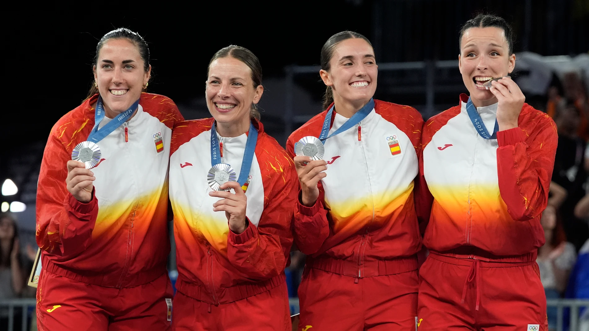 Sandra Ygueravide, Vega Gimeno, Juana Camilion y Gracia Alonso de Armiño Baloncesto 3x3 Medalla de Plata Juegos Olímpicos París 5 de agosto 2024 (audio COPE) Sandra Ygueravide, Vega Gimeno, Juana Camilion y Gracia Alonso de Armiño Baloncesto 3x3 Medalla de Plata Juegos Olímpicos París 5 de agosto 2024 (audio COPE)