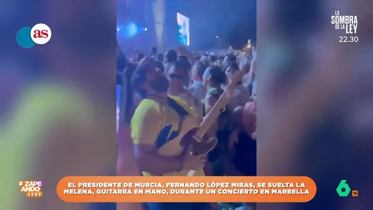 Fernando López Miras, presidente de Murcia, se suelta la melena en un concierto: "Es el Froilán de la política" El político disfrutó del concierto del grupo Viva Suecia y lo dio todo mientras sonaba la canción 'La voz del presidente'. López Miras, incluso, simuló que tocaba una guitarra mientras el grupo interpretaba el tema.