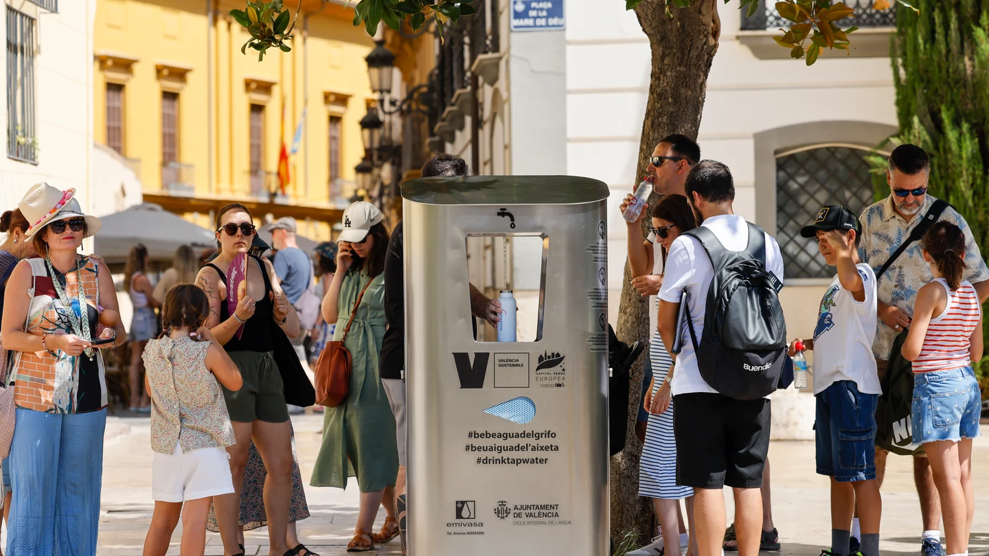 ¿Nueva ola de calor? Toledo y Badajoz alcanzan los 40 grados este lunes, pero lo peor está por llegar Varias personas guardan cola en una fuente de agua fría durante una ola de calor. EFE/Ana Escobar
