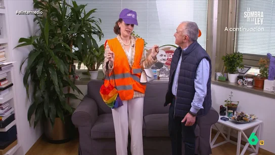 Pepe Álvarez (UGT) ayuda a 'Piluchi' a cambiar de look con una gorra feminista y una bolsa con la bandera LGBTIQA+ Pepe Álvarez (UGT) ayuda a 'Piluchi' a cambiar de look con una gorra feminista y una bolsa con la bandera LGBTIQA+