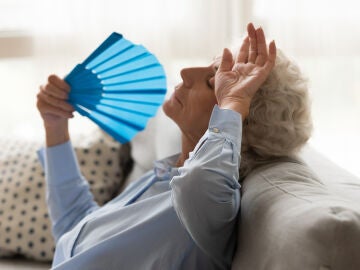 Mujer mayor sufriendo un golpe de calor