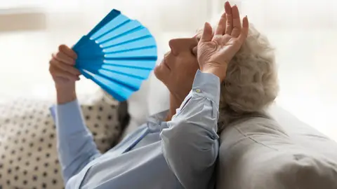 Mujer mayor sufriendo un golpe de calor Mujer mayor sufriendo un golpe de calor
