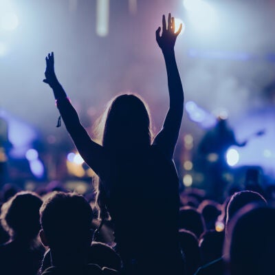 Chica en un concierto al aire libre