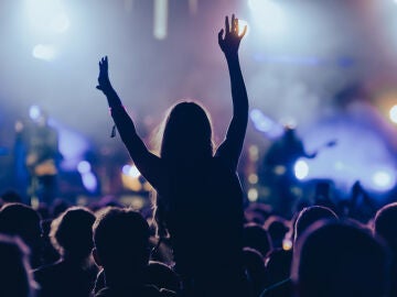 Chica en un concierto al aire libre