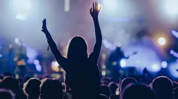 Chica en un concierto al aire libre Chica en un concierto al aire libre