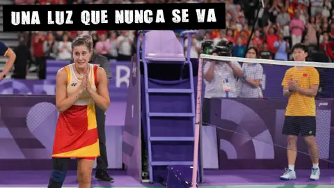 Carolina Marín se retira de la competición entre lágrimas mientras recibe el aplauso del público y el de su contrincante, la china Bing Jiao. Carolina Marín se retira de la competición entre lágrimas mientras recibe el aplauso del público y el de su contrincante, la china Bing Jiao.