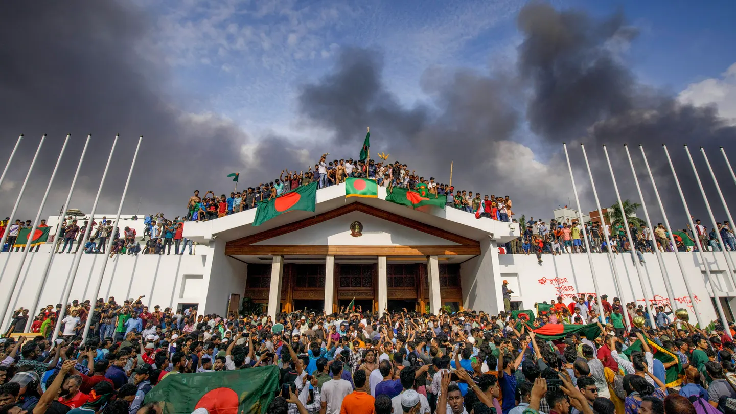 La primera ministra de Bangladesh, Sheikh Hasina, dimite en medio de crecientes disturbios La gente se reúne alrededor de la residencia del primer ministro de Bangladesh en Dhaka, Bangladesh, el 05 de agosto de 2024. La gente se reúne alrededor de la residencia del primer ministro de Bangladesh en Dhaka, Bangladesh, el 05 de agosto de 2024. La gente se reúne alrededor de la residencia del primer ministro de Bangladesh en Dhaka, Bangladesh, el 05 de agosto de 2024. (Protestas) EFE/EPA/STR