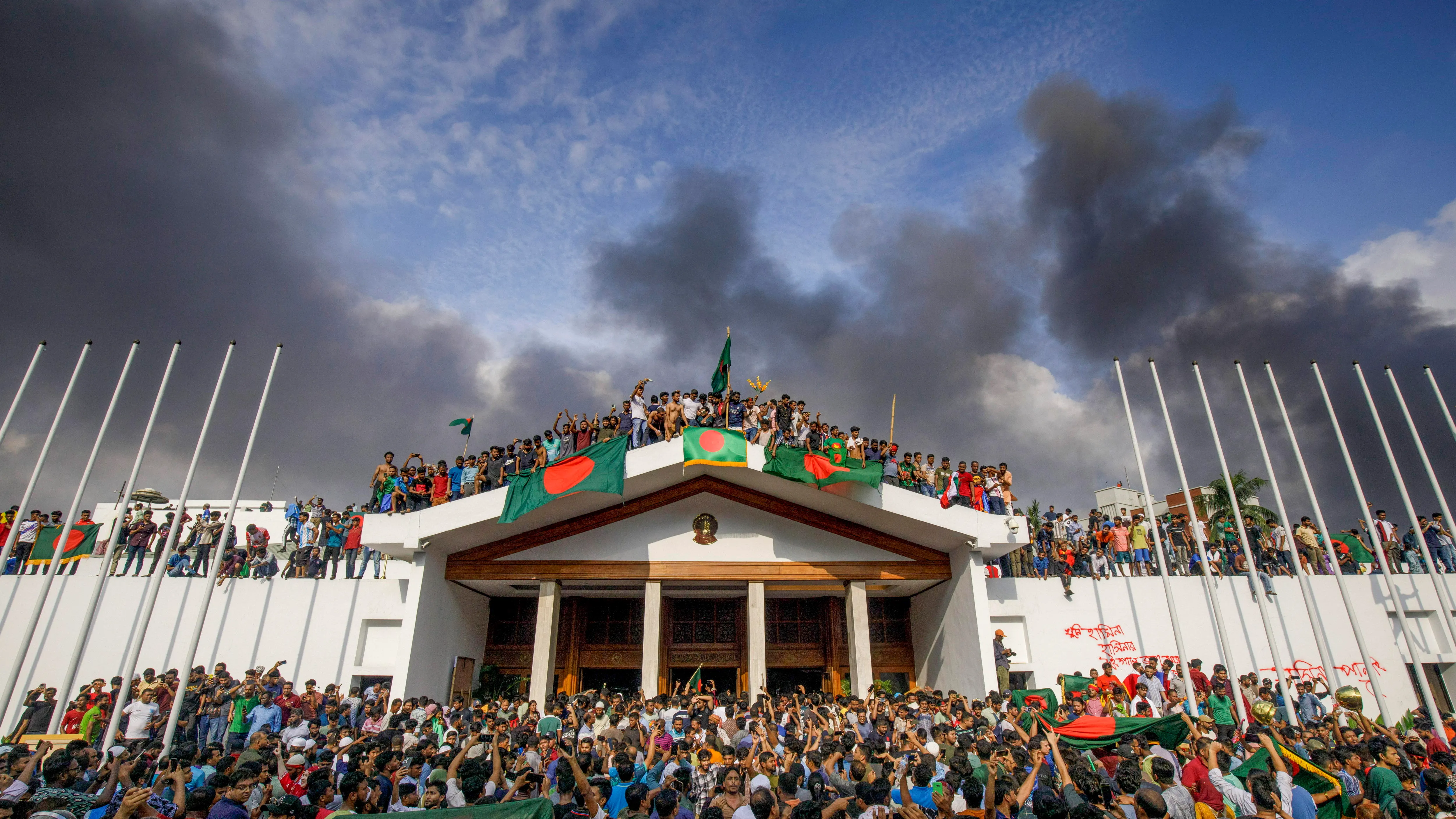 La gente se reúne alrededor de la residencia del primer ministro de Bangladesh en Dhaka, Bangladesh, el 05 de agosto de 2024. La gente se reúne alrededor de la residencia del primer ministro de Bangladesh en Dhaka, Bangladesh, el 05 de agosto de 2024. La gente se reúne alrededor de la residencia del primer ministro de Bangladesh en Dhaka, Bangladesh, el 05 de agosto de 2024. (Protestas) EFE/EPA/STR 