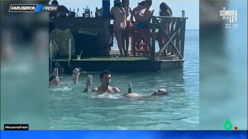 La técnica de un hombre en el mar que poco tiene que envidiar a las colchonetas que sujetan bebidas