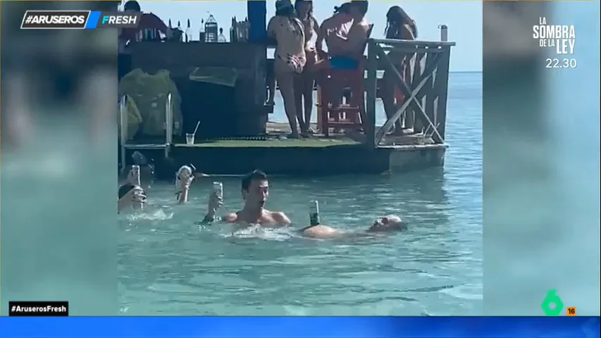 La técnica de un hombre en el mar que poco tiene que envidiar a las colchonetas que sujetan bebidas