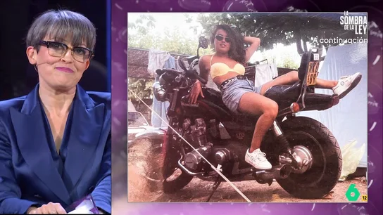 Thais Villas enseña una foto suya con 18 años: "Rufián, que ha sido 'cani' como yo, es el único que ha entendido la foto" La reportera no dudó en compartir cómo era cuando estrenó la mayoría de edad a través de una foto en la que luce la piel bronceada sobre una moto. "No me digáis que no tengo actitud", afirma Thais.