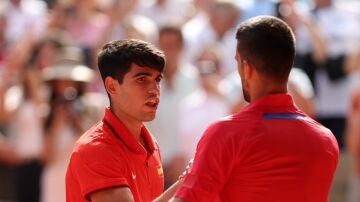 Carlos Alcaraz saluda a Novak Djokovic