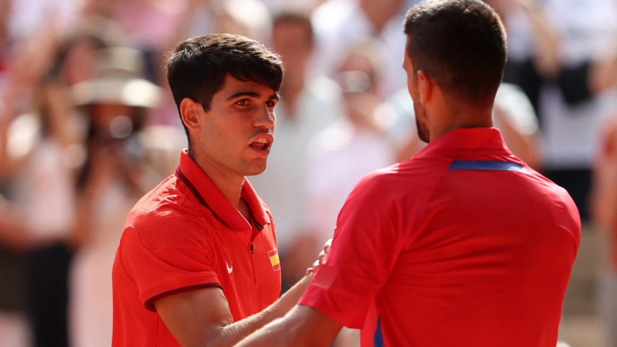 Carlos Alcaraz saluda a Novak Djokovic