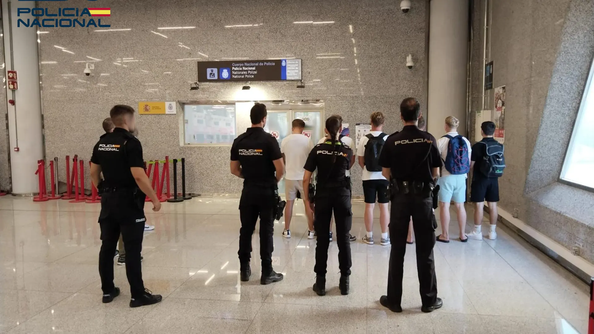 La Policía Nacional detiene en el aeropuerto de Palma a nueve jóvenes turistas holandeses.