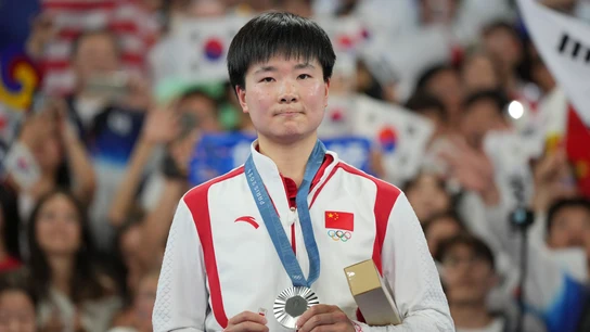 He Bingjiao dedica su medalla de plata a Carolina Marín He Bingjiao dedica su medalla de plata a Carolina Marín