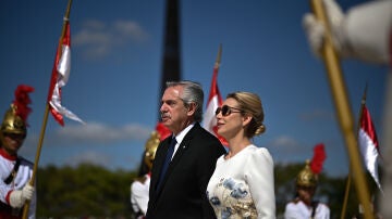 Alberto Fernández, junto a Fabiola Yáñez durante una visita a Brasilia