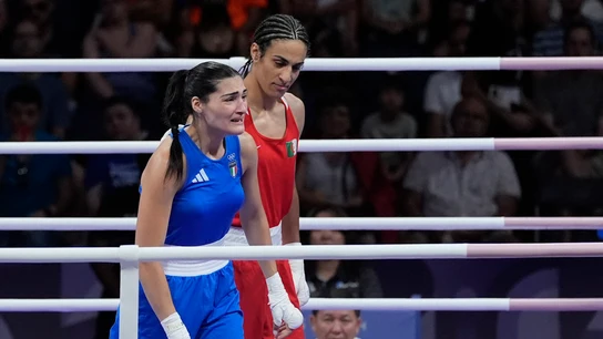 Imane Khelif felicita a Angela Carini tras su combate en los Juegos Olímpicos de París Imane Khelif felicita a Angela Carini tras su combate en los Juegos Olímpicos de París