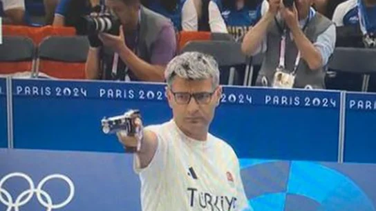 El tirador turco Yusuf Dikec se prepara para uno de sus disparos durante los Juegos Olímpicos de París 2024 El tirador turco Yusuf Dikec se prepara para uno de sus disparos durante los Juegos Olímpicos de París 2024