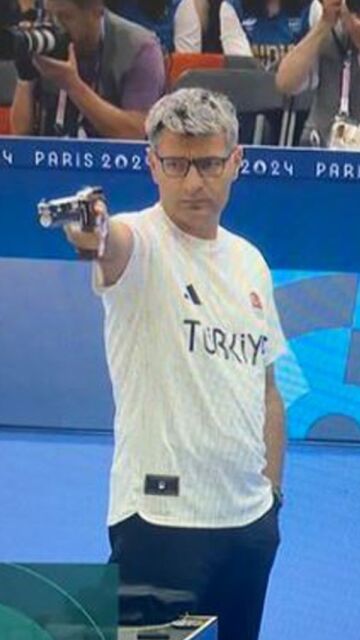El tirador turco Yusuf Dikec se prepara para uno de sus disparos durante los Juegos Olímpicos de París 2024