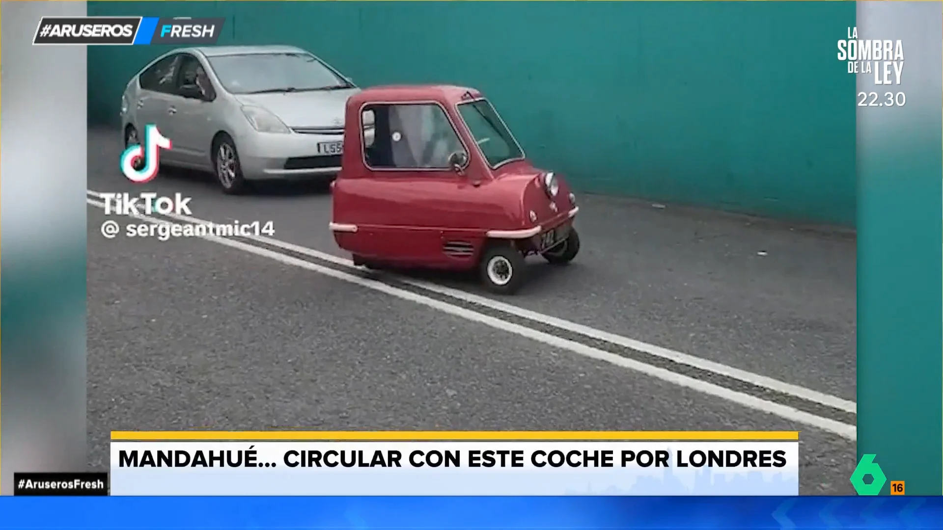 Así es el peculiar microcoche de tres ruedas que pasea por las calles de Londres 