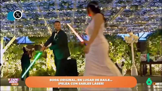 Cuando el baile nupcial se convierte en una 'batalla': una boda única con sables láser como protagonistas Cuando el baile nupcial se convierte en una 'batalla': una boda única con sables láser como protagonistas
