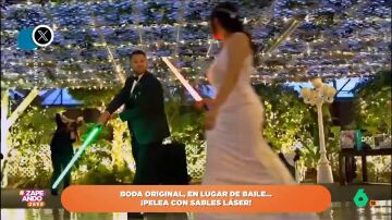 Cuando el baile nupcial se convierte en una 'batalla': una boda única con sables láser como protagonistas