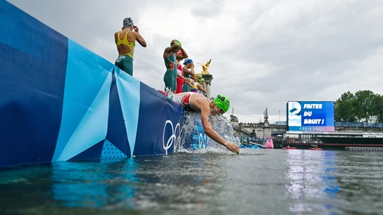 Una atleta 'prueba' las aguas del Sena Una atleta 'prueba' las aguas del Sena