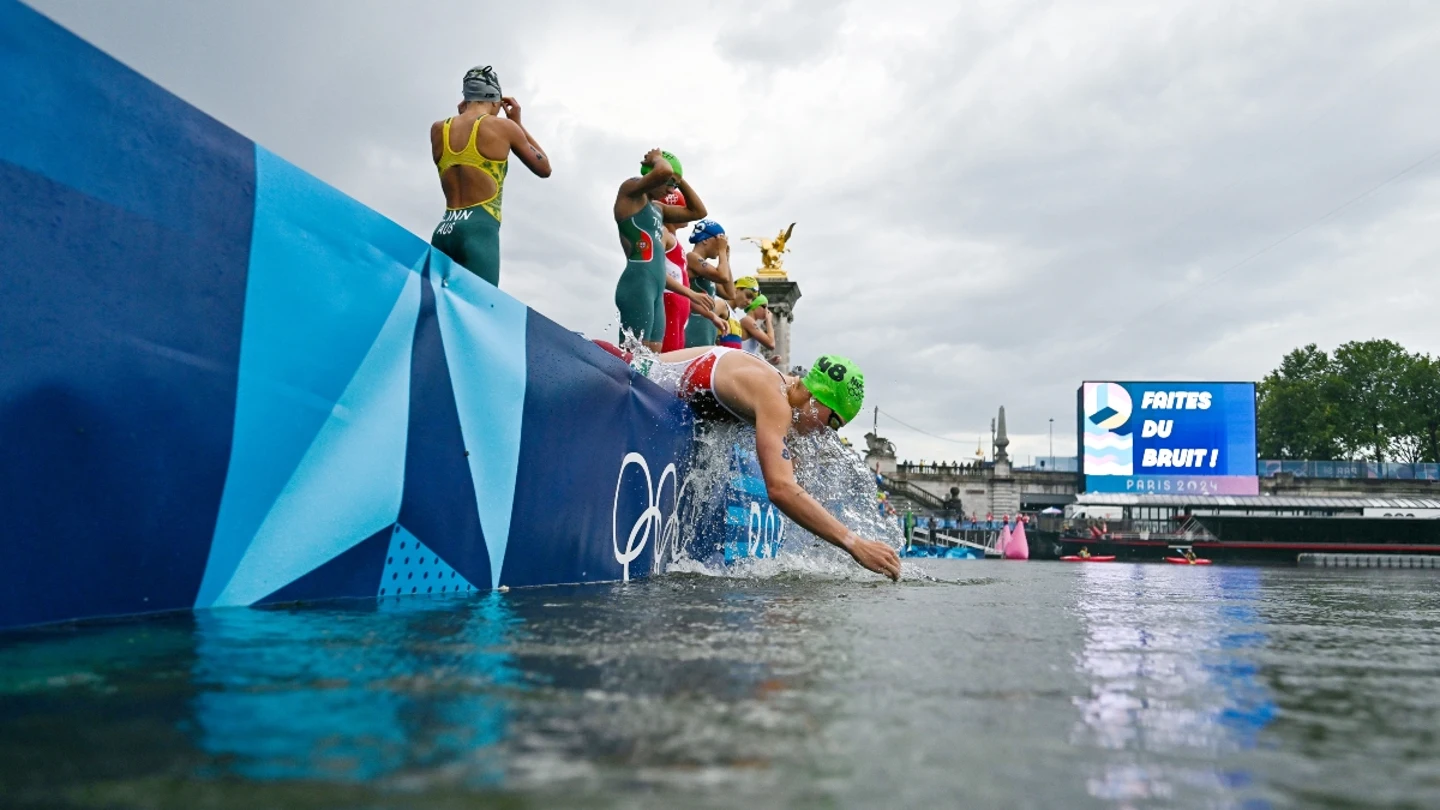 Una atleta 'prueba' las aguas del Sena Una atleta 'prueba' las aguas del Sena