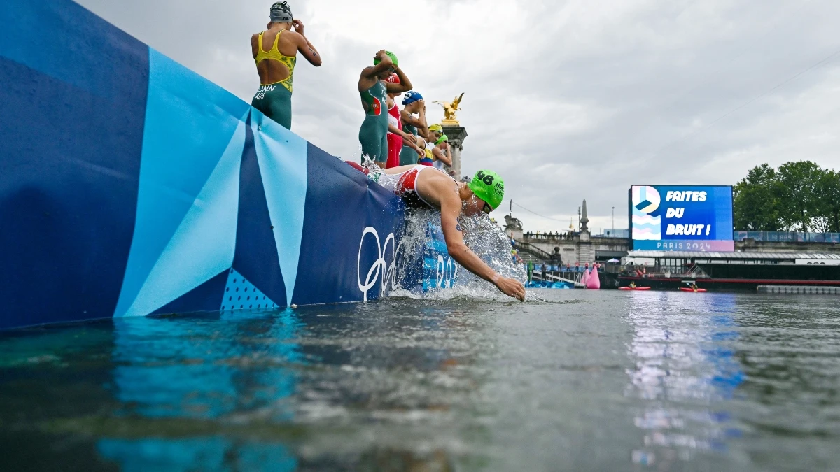 Una atleta 'prueba' las aguas del Sena