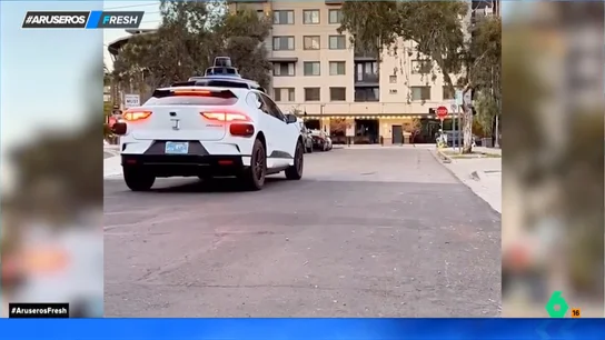 Un grupo de ingenieros decide torpedear a los coches autónomos que circulan sin conductor con una camiseta con la señal de STOP Un grupo de ingenieros decide torpedear a los coches autónomos que circulan sin conductor con una camiseta con la señal de STOP