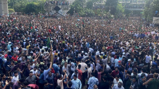 Miles de banglades&iacute;es se re&uacute;nen en Dhaka, donde el Jefe del Estado Mayor del Ej&eacute;rcito anunci&oacute; la dimisi&oacute;n de Hasina