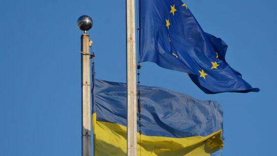 Imagen de archivo de banderas de Ucrania y de la Uni&oacute;n Europea-Europa