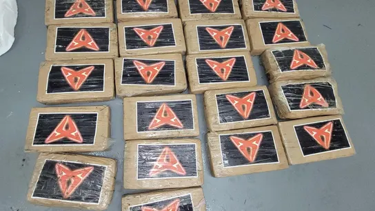 Fotografía cedida por el jefe de la Patrulla Fronteriza del sector de Miami (USBP Chief MIP), Samuel Briggs II, donde se muestran 25 paquetes de cocaína, en Miami (Estados Unidos). Fotografía cedida por el jefe de la Patrulla Fronteriza del sector de Miami (USBP Chief MIP), Samuel Briggs II, donde se muestran 25 paquetes de cocaína, en Miami (Estados Unidos).