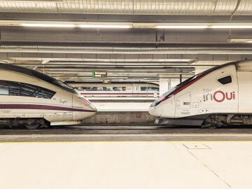 Renfe y Ouigo en la estaciónd e Barcelona Sants