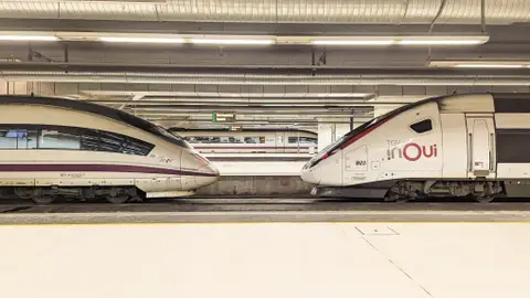 Renfe y Ouigo en la estaciónd e Barcelona Sants Renfe y Ouigo en la estaciónd e Barcelona Sants