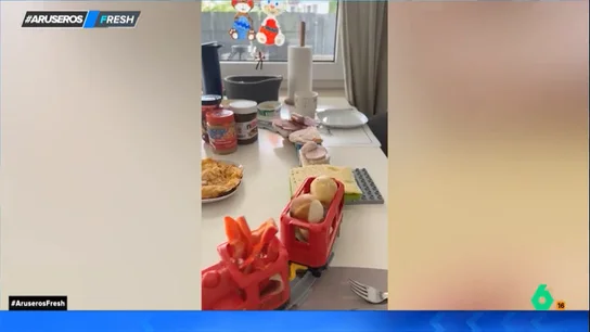 El sueño de todo niño: el tren del desayuno que recorre la mesa con vagones llenos de dulces El sueño de todo niño: el tren del desayuno que recorre la mesa con vagones llenos de dulces