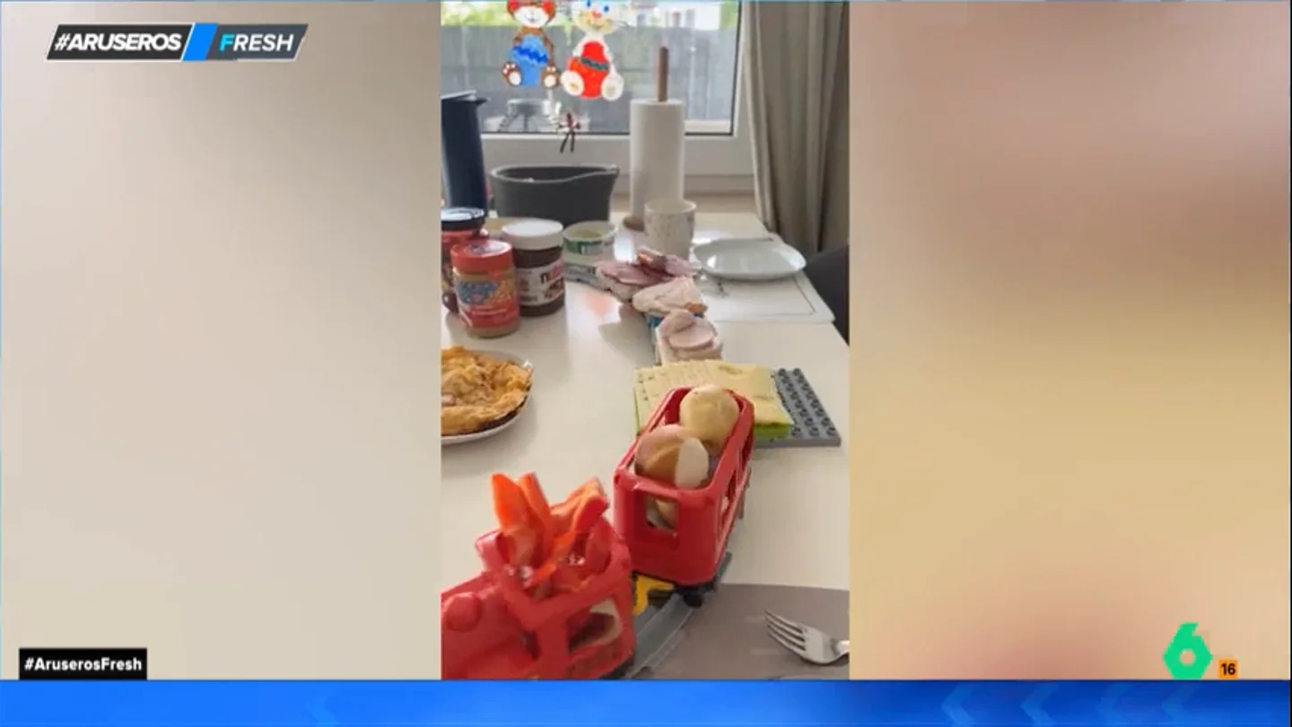El sueño de todo niño: el tren del desayuno que recorre la mesa con vagones llenos de dulces El sueño de todo niño: el tren del desayuno que recorre la mesa con vagones llenos de dulces