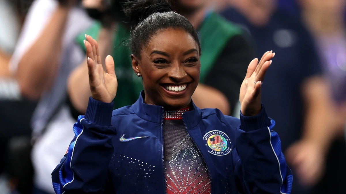 Simone Biles, aplaudiendo