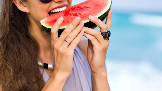 Una mujer comiendo sandia Una mujer comiendo sandia