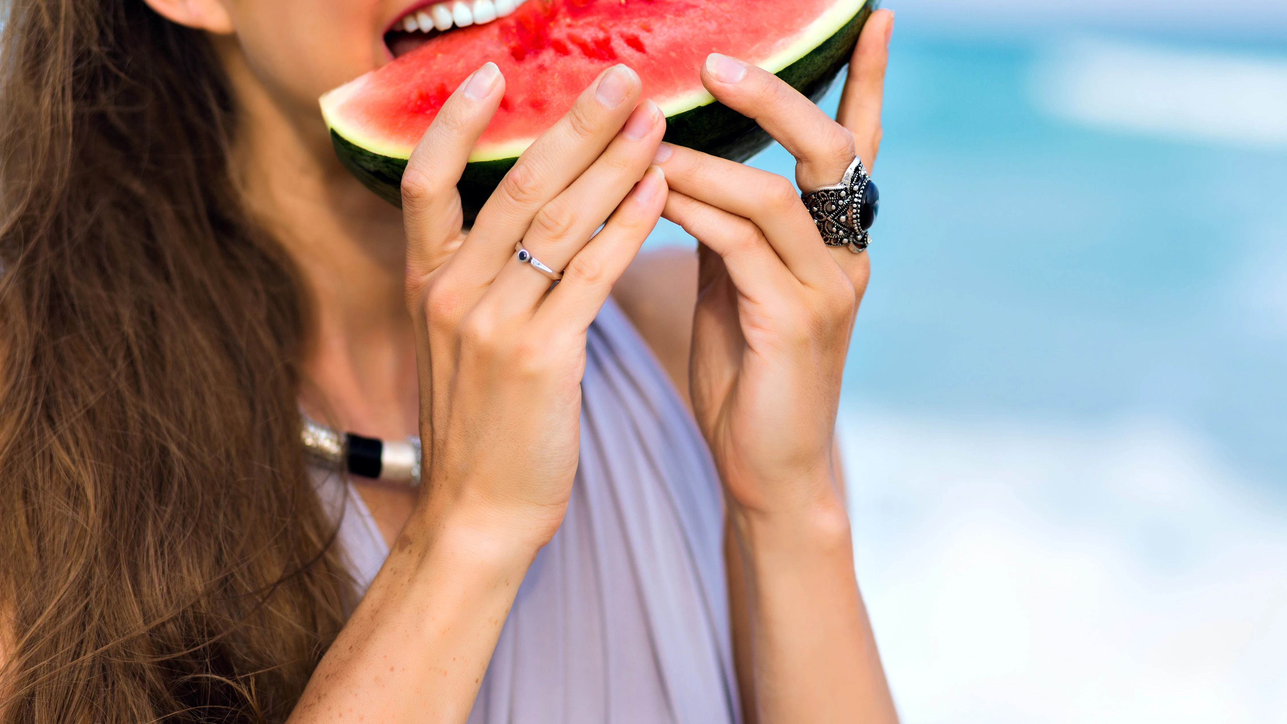 Una mujer comiendo sandia 