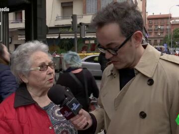 Hablan pensionistas de un barrio rico VS Una mujer de barrio obrero, sobre la pensión de 700 euros de su marido: "Con ella he criado a tres hijos"obrero: "Es trabajar para morir. Si no puedes comer, no puedes vivir, así que qué más da"