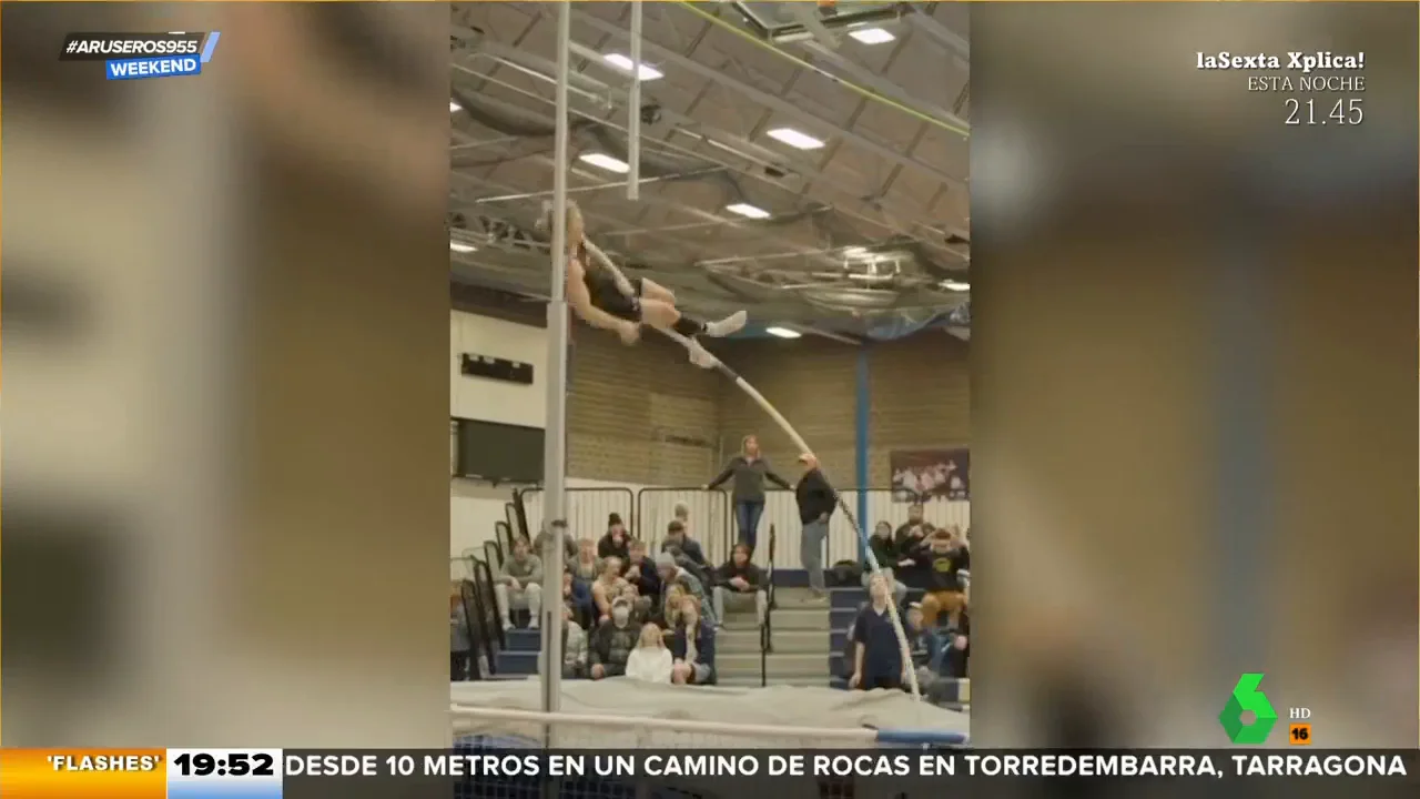 Un atleta acaba con una pértiga clavada en sus partes tras un salto: "Acaba de hacer una brocheta de chistorra y huevos"