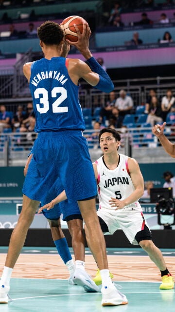 Victor Wembanyama, defendido por Yuki Kawamura durante el Francia-Japón de los JJOO de París