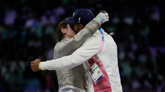 Boladé Apithy y Manon Apithy-Brunet se dan un apasionado beso tras lograr el oro en los JJOO de París 2024 Boladé Apithy y Manon Apithy-Brunet se dan un apasionado beso tras lograr el oro en los JJOO de París 2024