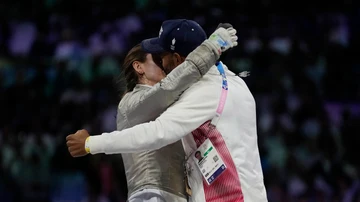 Boladé Apithy y Manon Apithy-Brunet se dan un apasionado beso tras lograr el oro en los JJOO de París 2024 Boladé Apithy y Manon Apithy-Brunet se dan un apasionado beso tras lograr el oro en los JJOO de París 2024