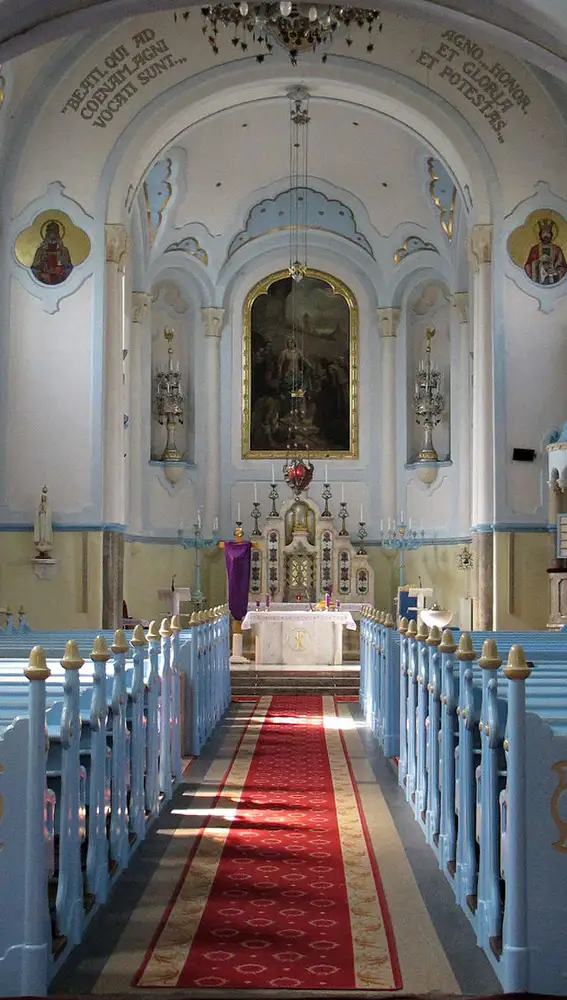 Interior de la Iglesia Azul de Bratislava Interior de la Iglesia Azul de Bratislava