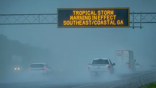 Vehículos pasan bajo una señal de advertencia de tormenta tropical en vigor debido a la tormenta tropical Debby en Waverly, Georgia, EE.UU., 05 de agosto 2024. Vehículos pasan bajo una señal de advertencia de tormenta tropical en vigor debido a la tormenta tropical Debby en Waverly, Georgia, EE.UU., 05 de agosto 2024.
