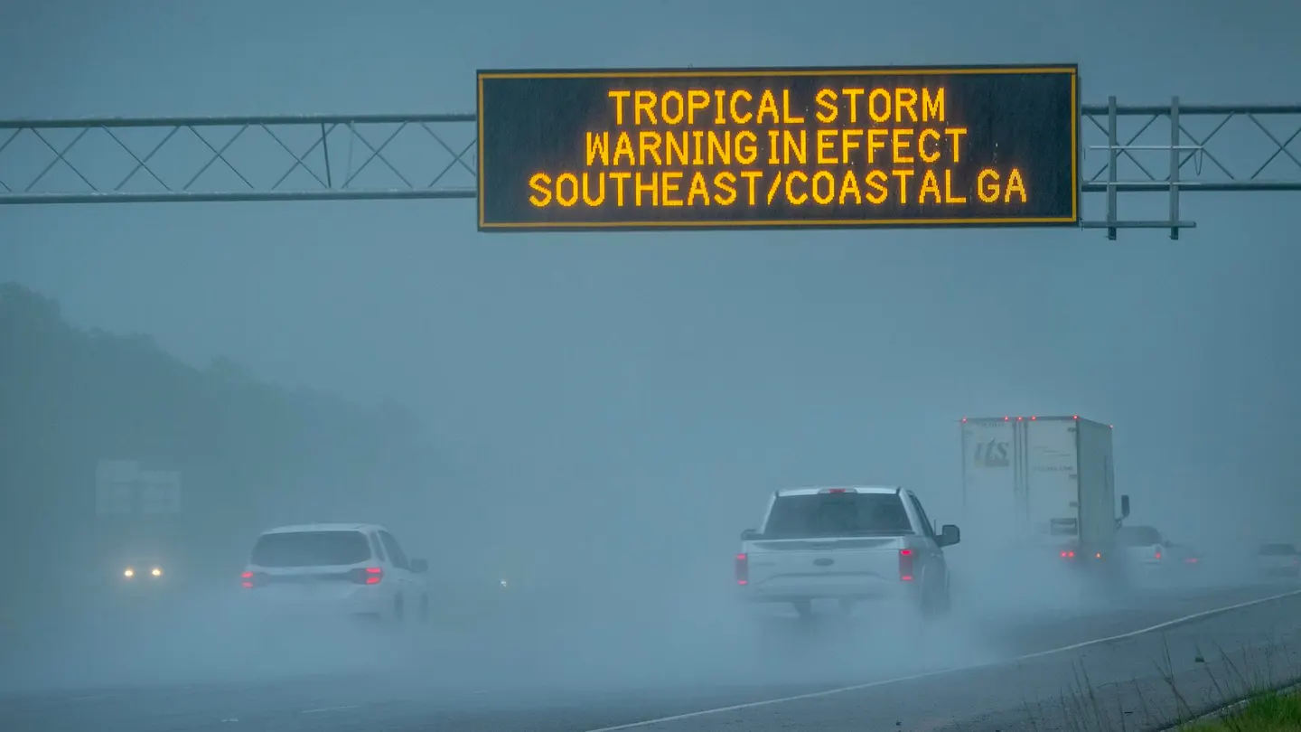 Vehículos pasan bajo una señal de advertencia de tormenta tropical en vigor debido a la tormenta tropical Debby en Waverly, Georgia, EE.UU., 05 de agosto 2024. Vehículos pasan bajo una señal de advertencia de tormenta tropical en vigor debido a la tormenta tropical Debby en Waverly, Georgia, EE.UU., 05 de agosto 2024.